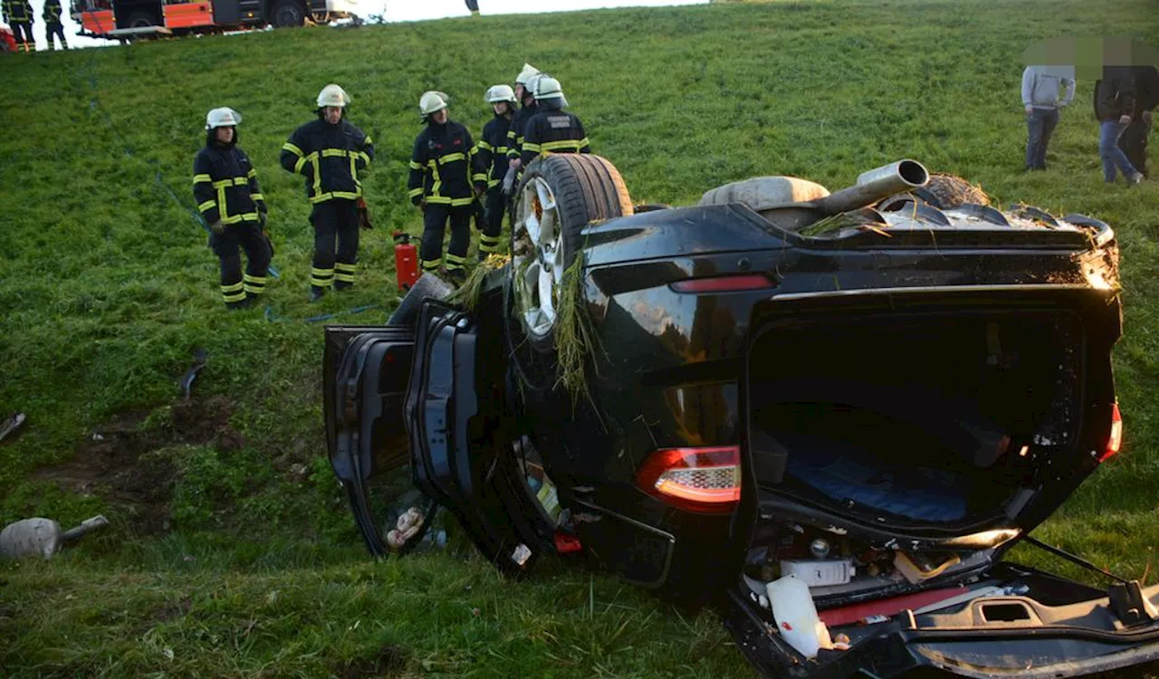 Unfall in Hamburg: Autofahrer überschlägt sich und landet auf dem Dach im Deichgraben