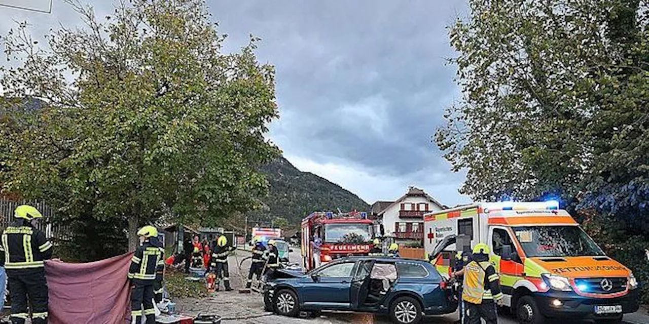 Schleuser-Auto prallt in Bayerisch Gmain gegen Baum: Vier Verletzte