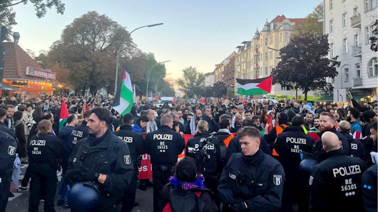 Tausende ziehen mit Pro-Palästina-Demo von Kreuzberg nach Neukölln