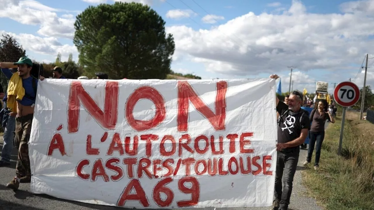 France: un défilé contre l'autoroute A69, des entreprises ciblées par des violences