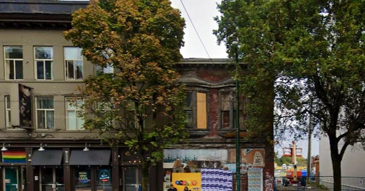 Bricks falling off Vancouver building shuts down northbound lanes of Main near Terminal