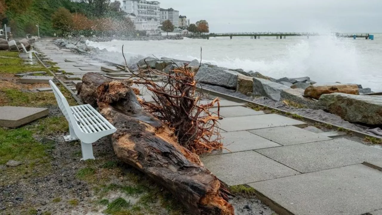 Unwetter: Überflutung beschädigt Strandpromenade in Sassnitz auf Rügen