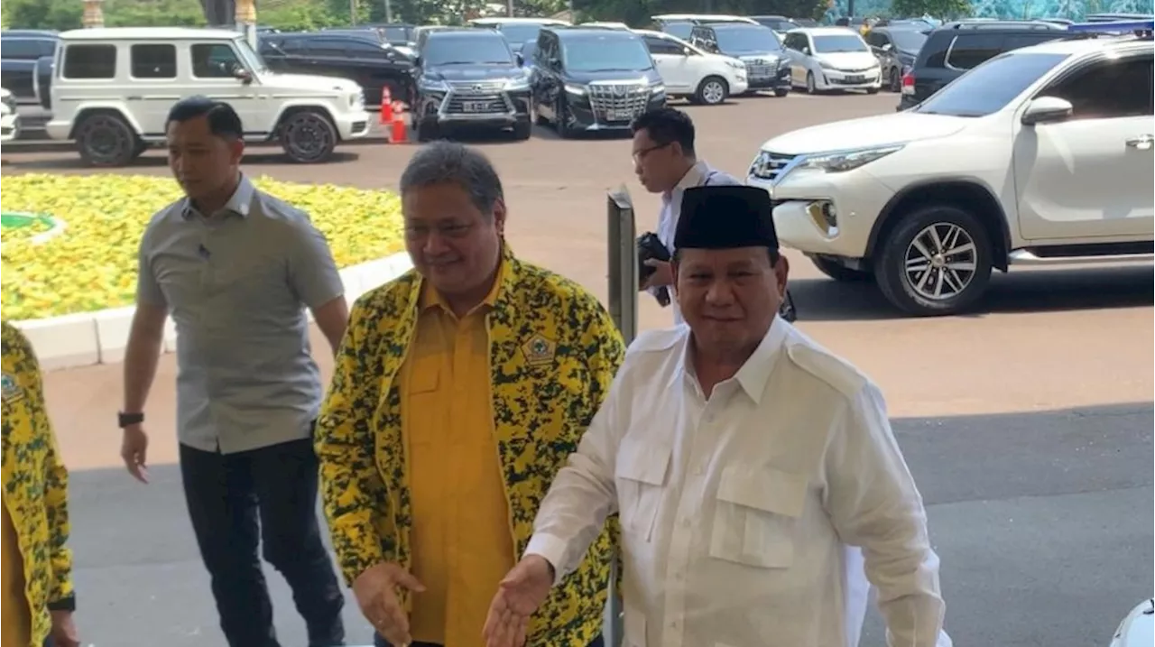 Hadiri Rapimnas Golkar, Prabowo Subianto Disambut Airlangga di Slipi