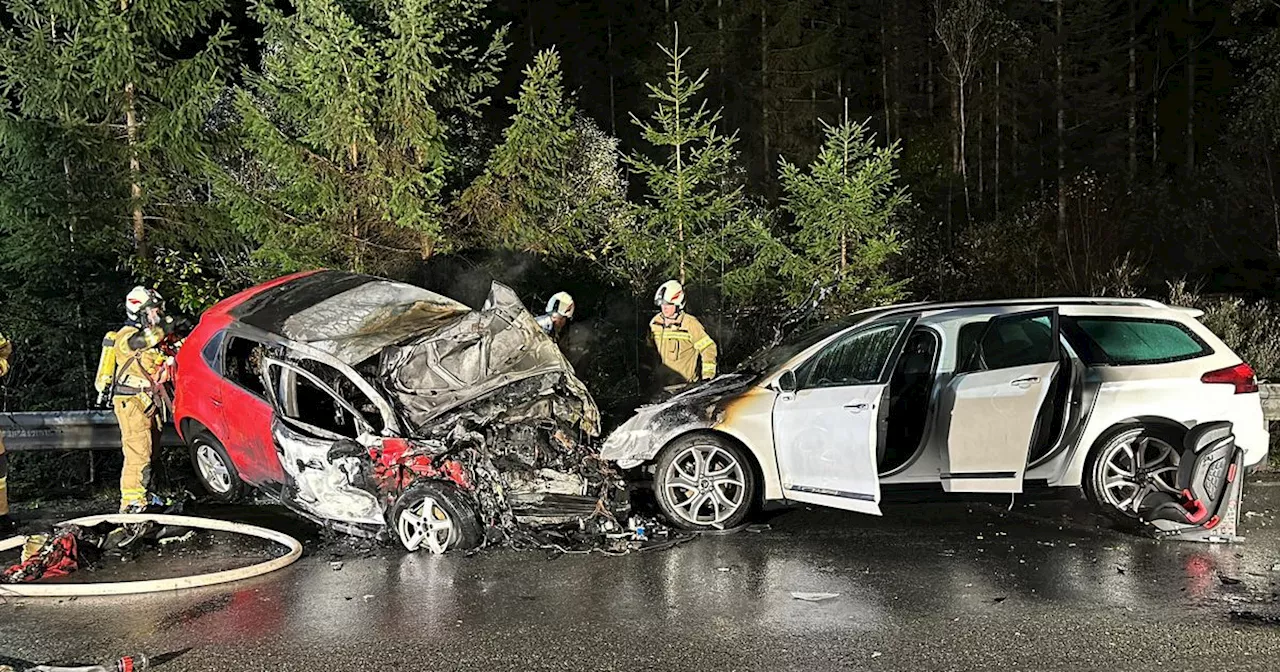 Fünf Verletzte bei Unfall in Westendorf: 28-Jährige aus brennendem Auto gerettet