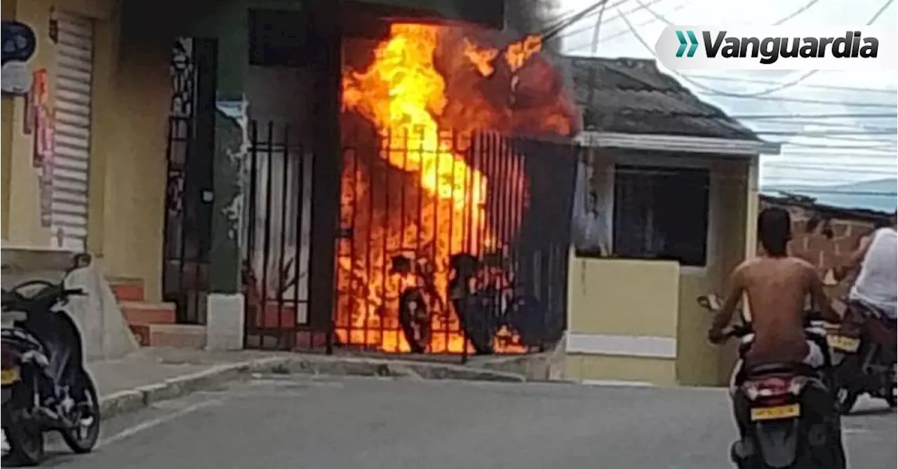 Moto ocasionó grave incendio dentro de una vivienda del barrio Oasis, de Floridablanca