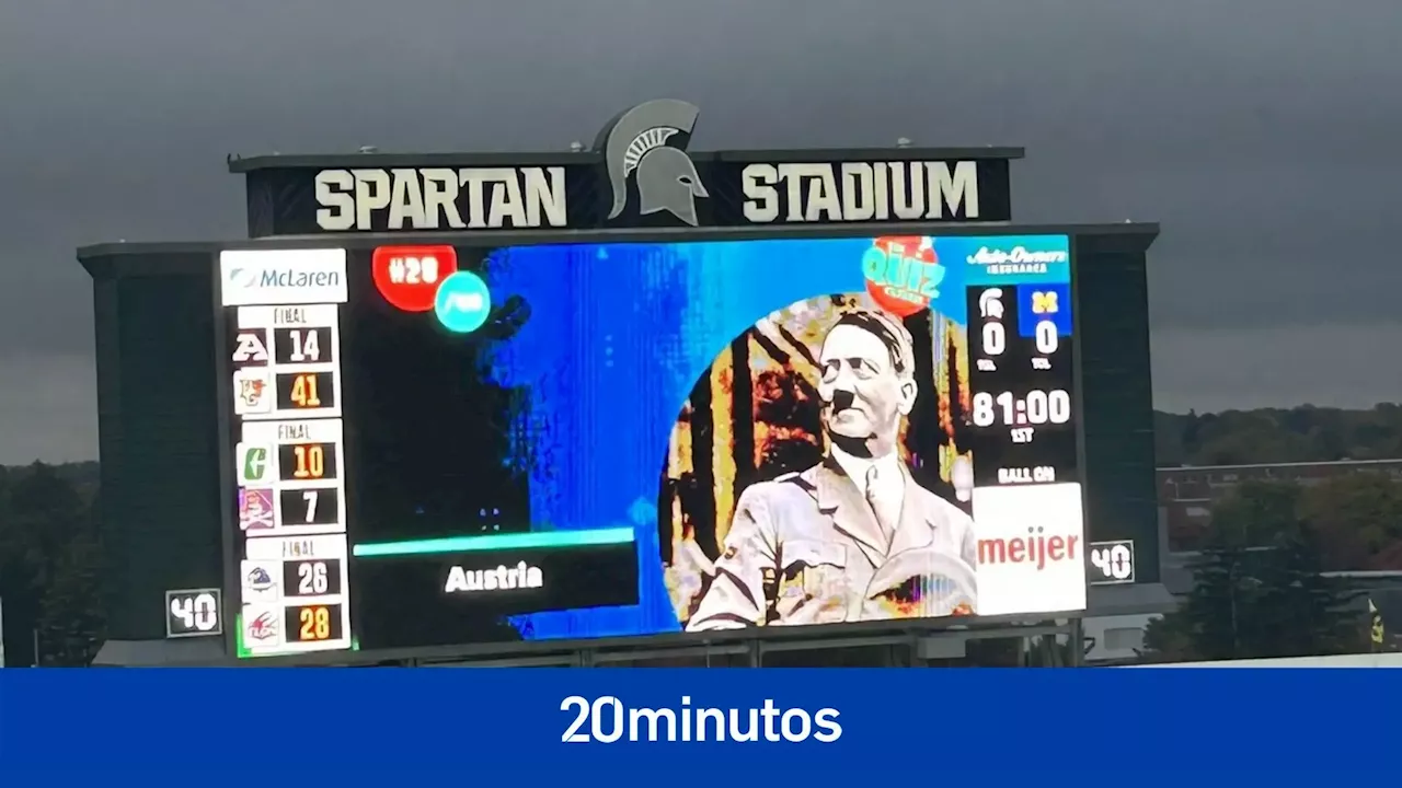 Una imagen de Hitler aparece en el marcador de un partido de fútbol americano