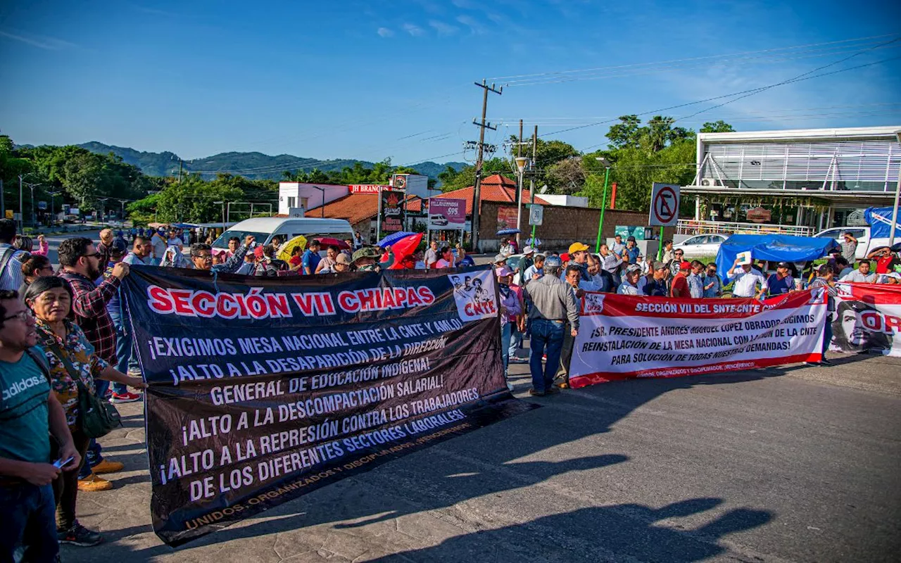 Maestros de la CNTE protestan frente a AMLO antes de cumbre migratoria