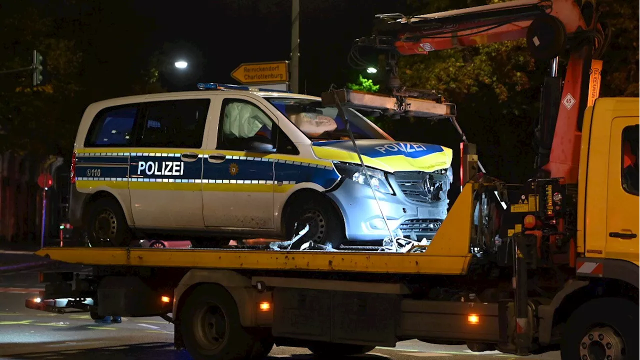 Kreuzungscrash mit Einsatzwagen der Polizei