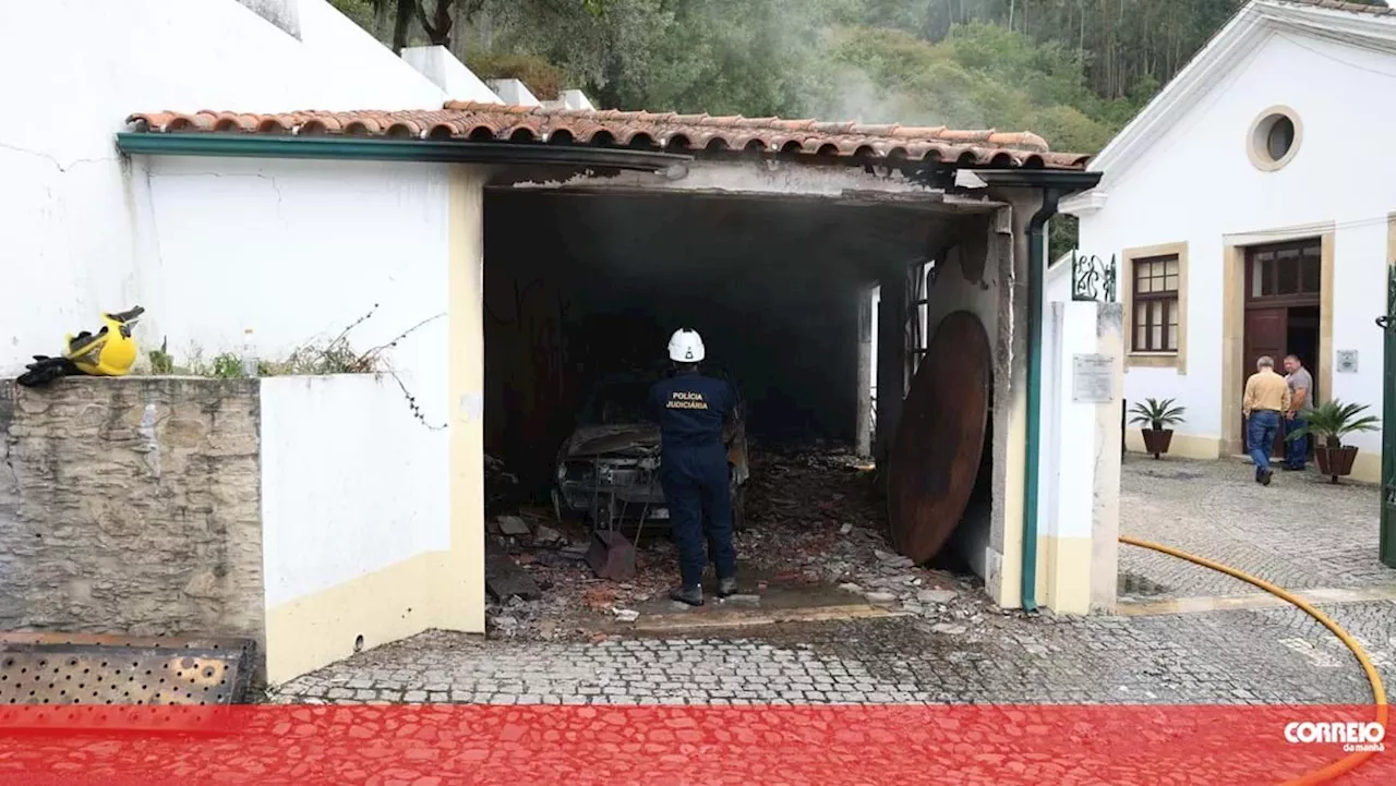 Carro arde em anexo da Junta de Freguesia de Góis