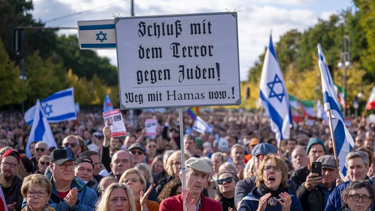 Solidaritäts-Demo am Brandenburger Tor: Klares Zeichen, deutliche Worte