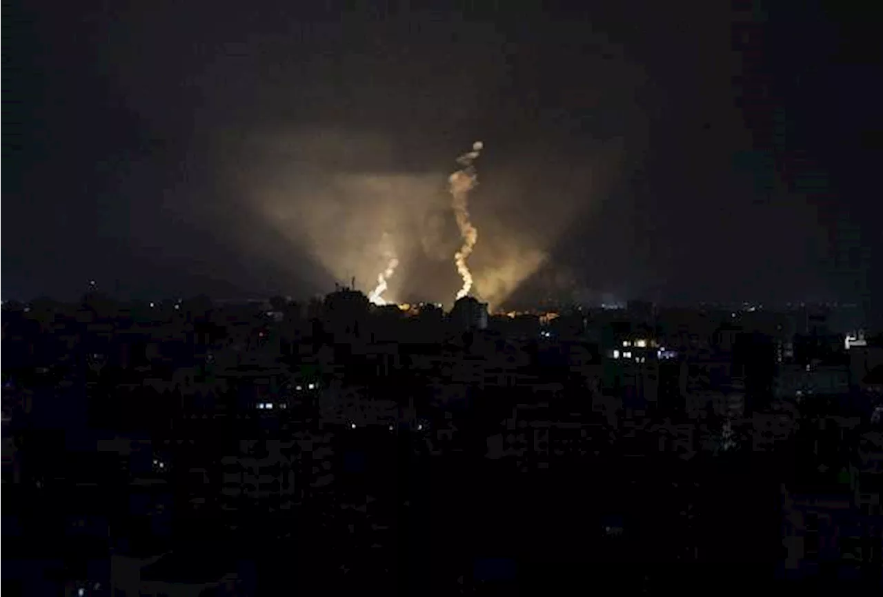 Mientras Israel intensifica los bombardeos, la ayuda humanitaria llega a Gaza