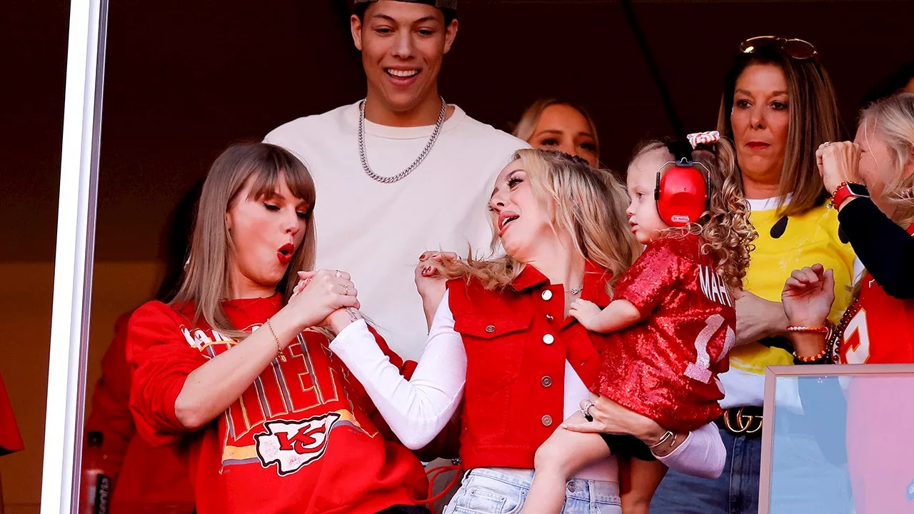 Taylor Swift, Brittany Mahomes show off new handshakes amid monster half for Patrick Mahomes, Travis Kelce