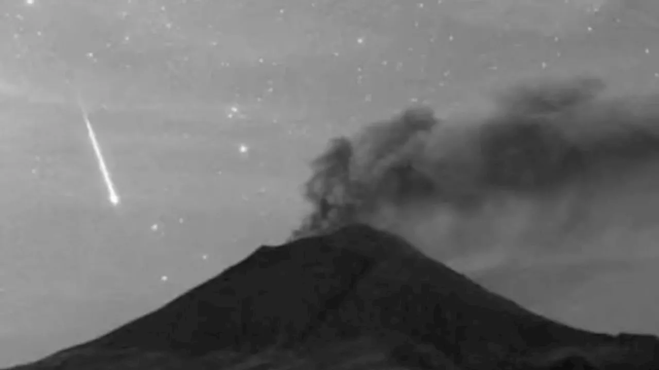 | Captan el paso de una estrella fugaz cerca del volcán Popocatépetl