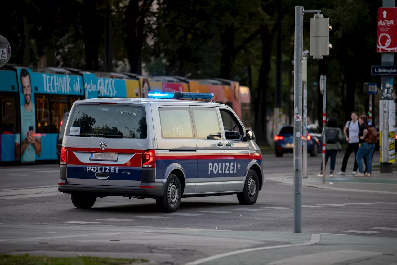 Passant sieht Jugendliche in Wien und ruft die Polizei