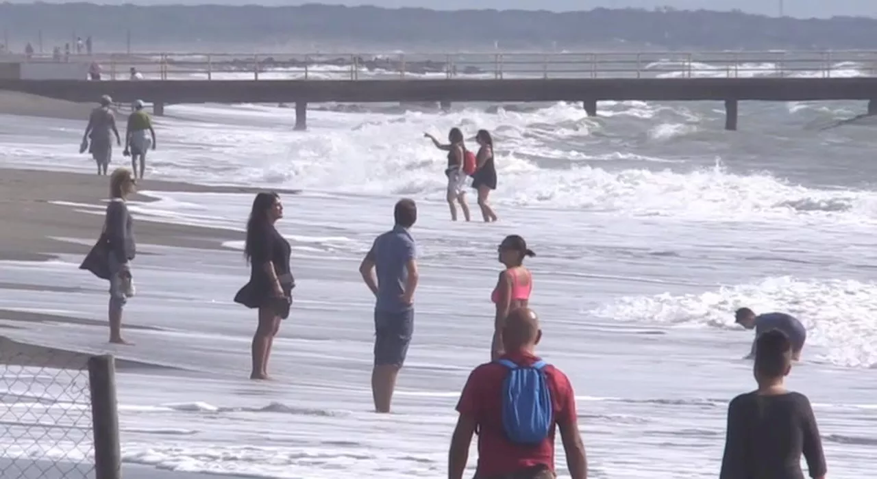 Ostia, boom di affluenza sul litorale: ancora bagni in mare