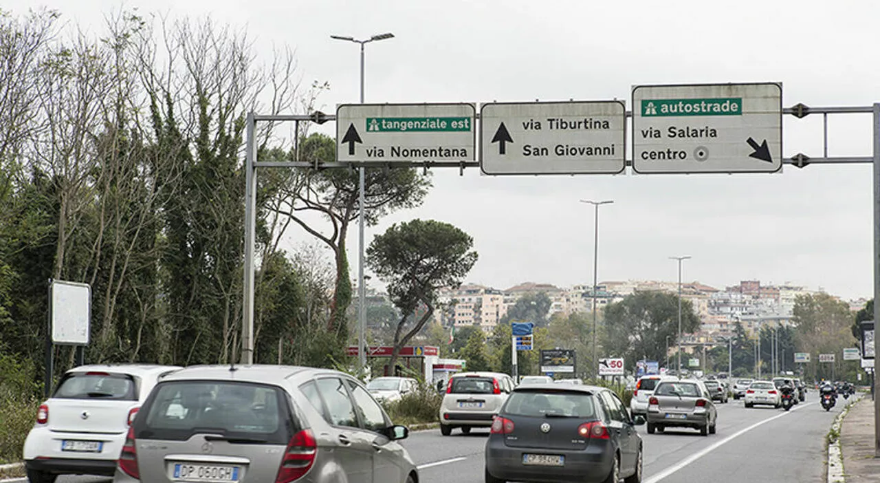 Sassi contro auto e bus, pomeriggio di follia sulla Salaria: arrestato un nigeriano