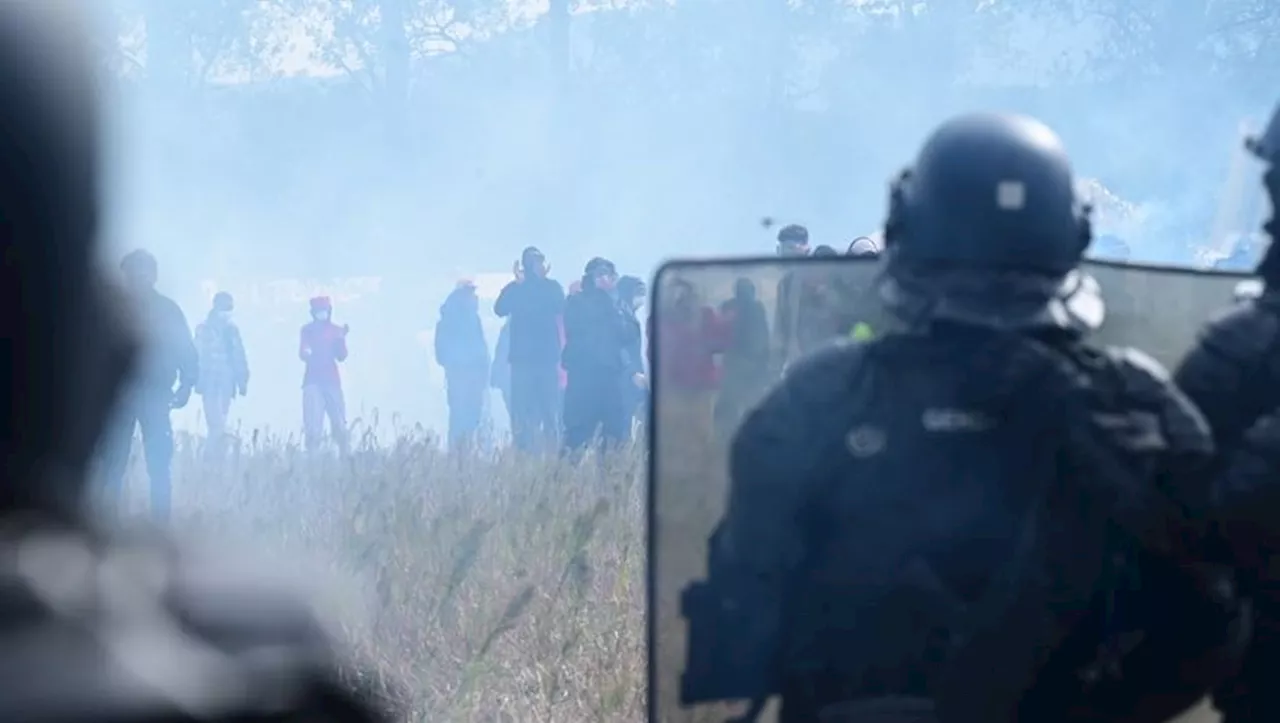 Manifestation contre l'autoroute A69: les forces de l'ordre interviennent pour déloger la Zad