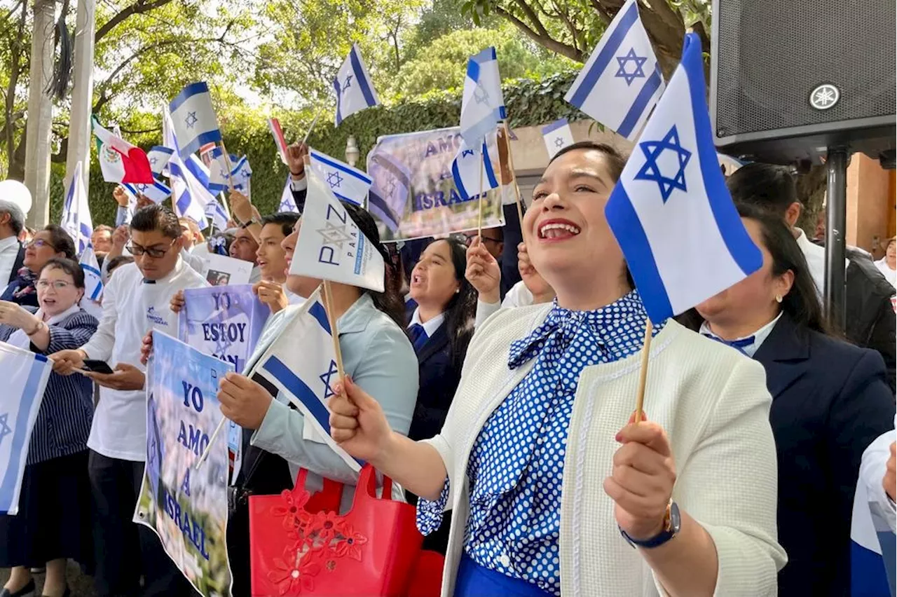 Piden libertad a mexicanos rehenes de Hamas frente a embajada de Israel