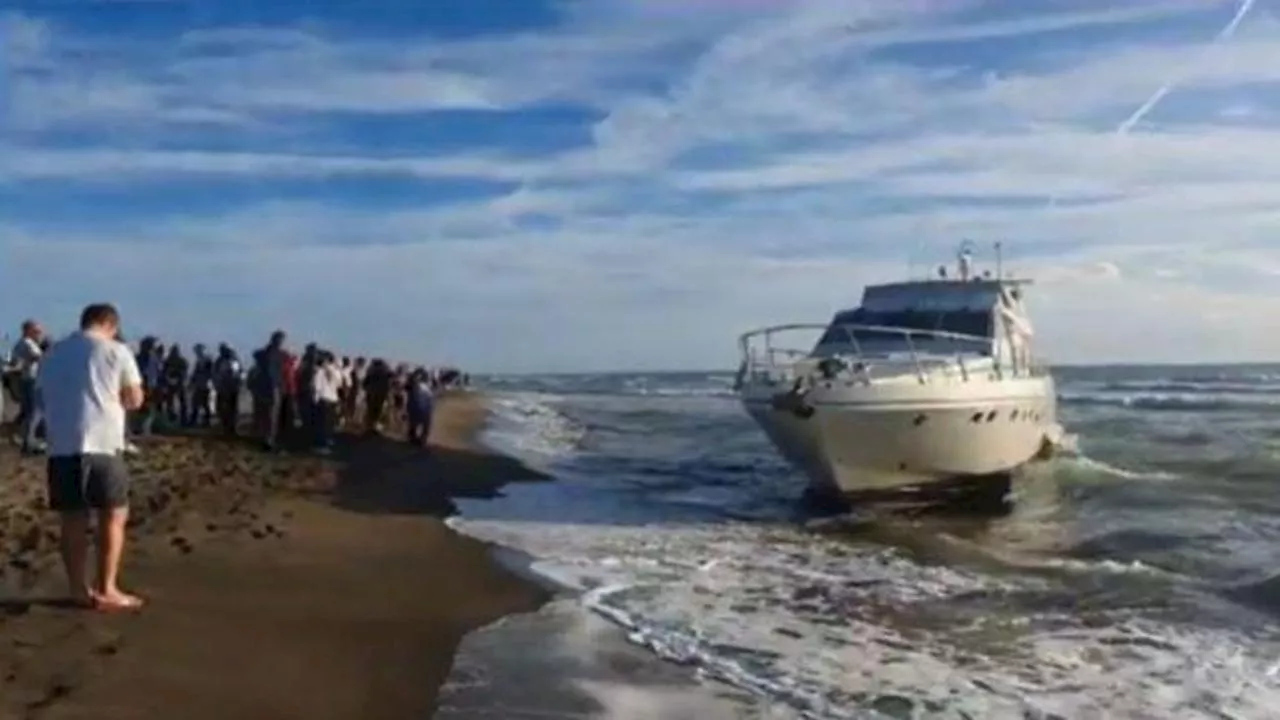 Mistero a Fregene, uno yacht senza nessuno a bordo si arena sulla spiaggia romana