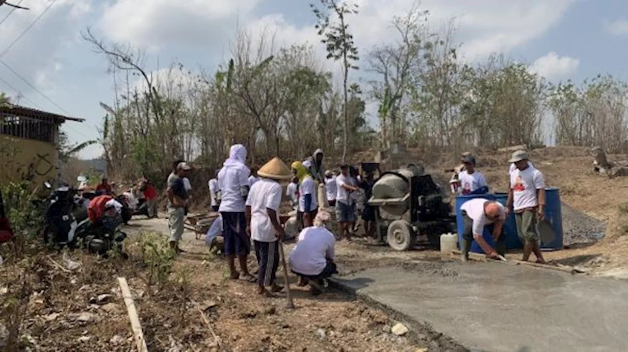 OMG Bantu Perbaiki Jalan Rusak di Dusun Jombor Yogyakarta