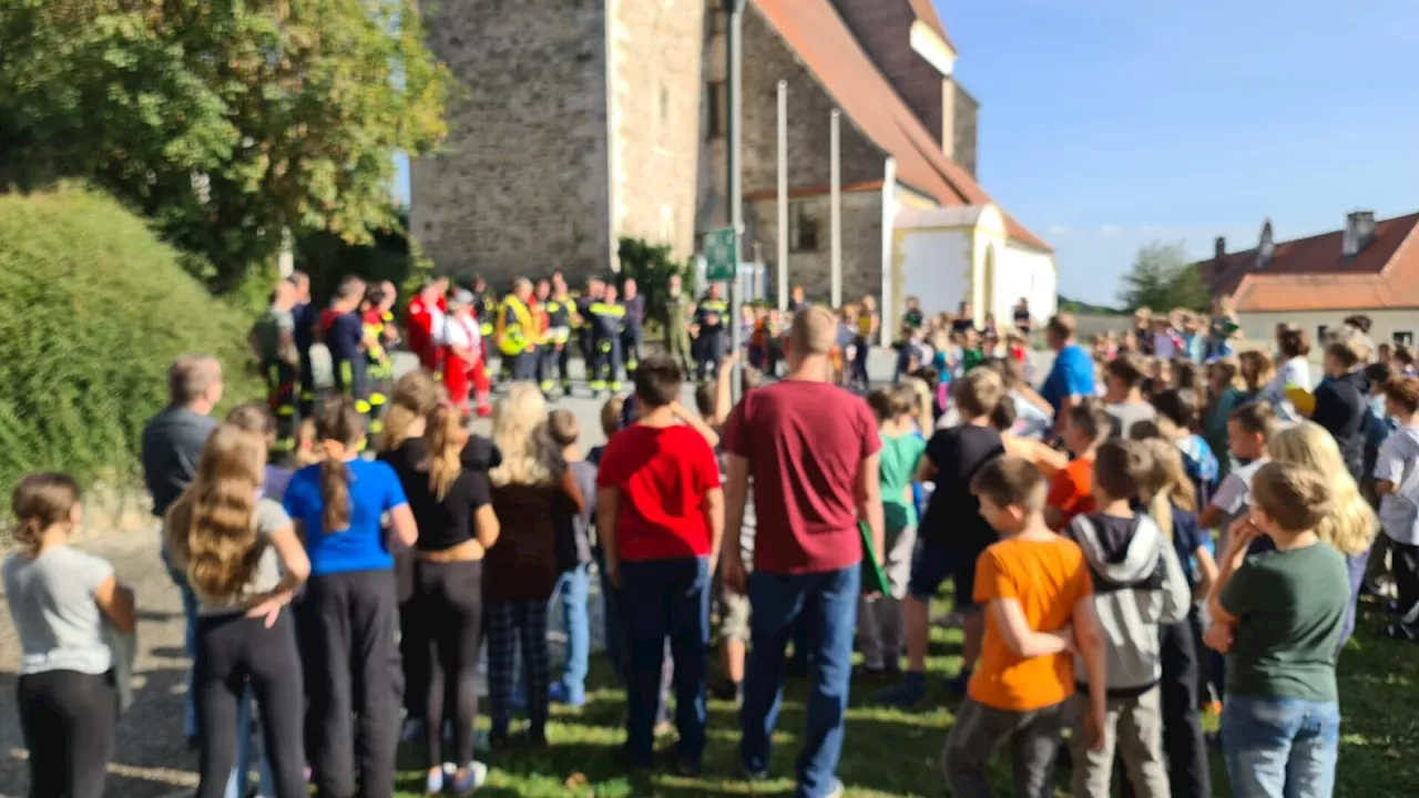 Einsatzkräfte übten Evakuierung der Schule in Hofstetten-Grünau