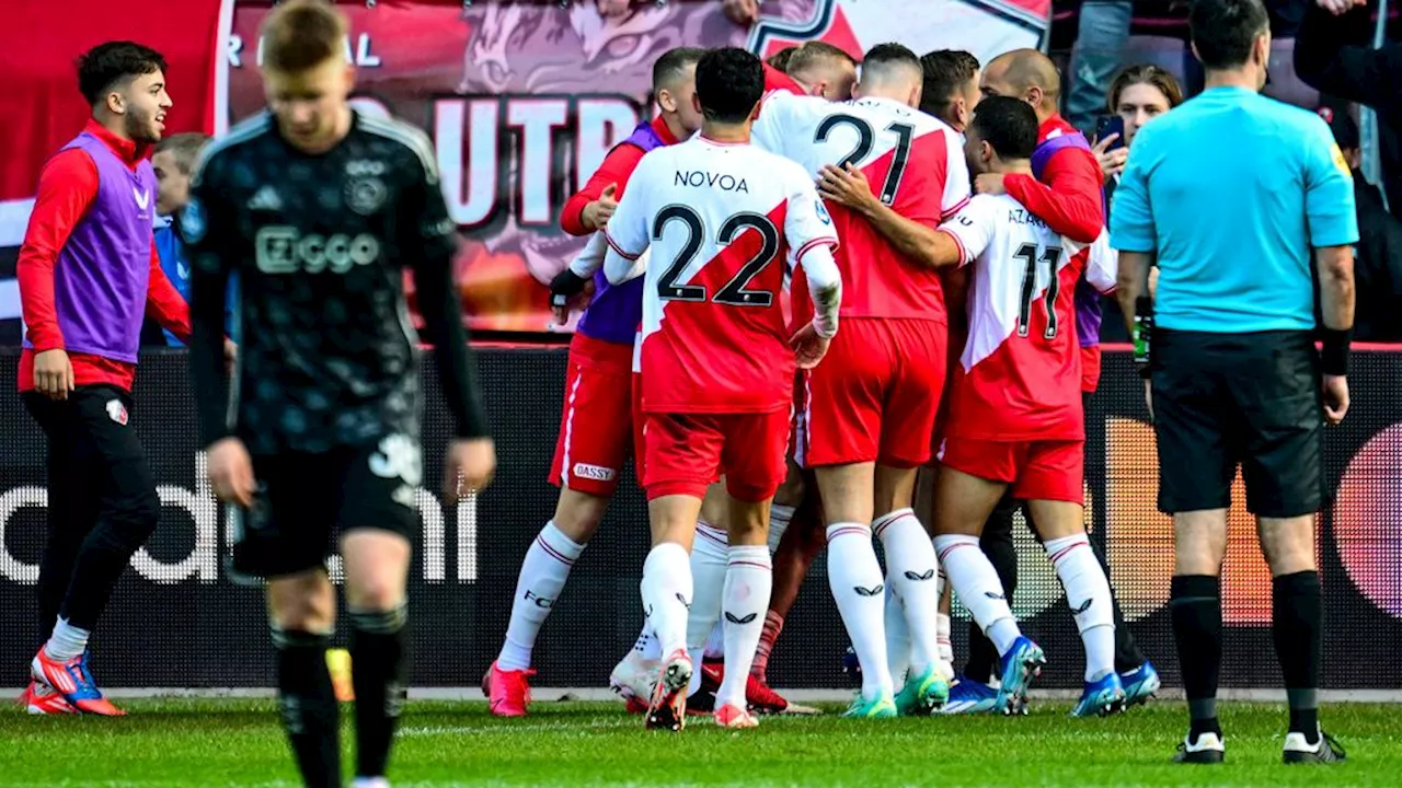 - Ajax staat 3-3 • Duel ligt stil na op veld geworpen bekertje