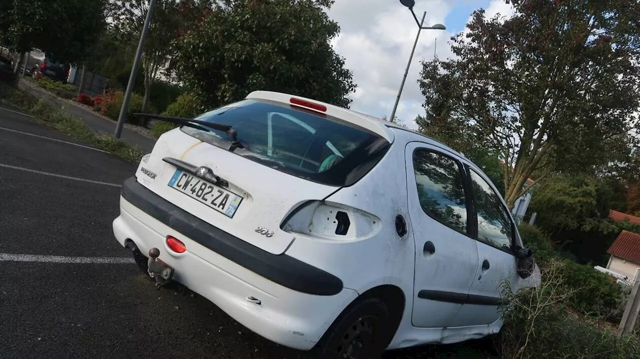 Des épaves automobiles font tache non loin du centre-ville de Bressuire