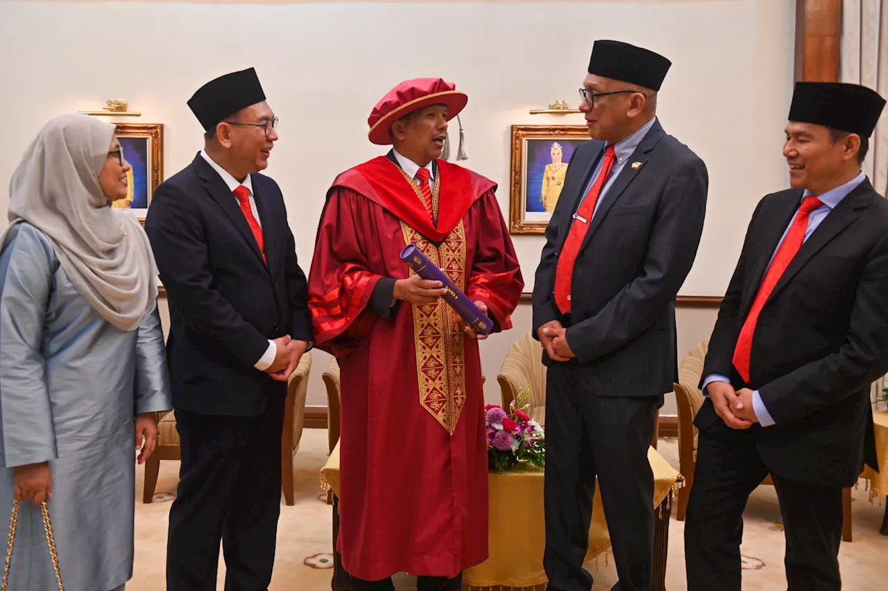 Kesibukan kerja tidak halang Abdullah tamat pengajian PhD