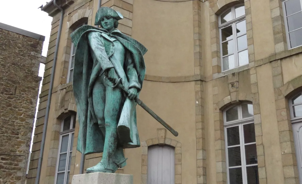 Fougères : La statue de La Rouërie retrouve (toute) son épée, trente ans après