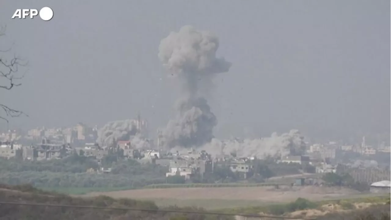 Israele, enormi nuvole di fumo si alzano a nord di Gaza dopo bombardamento