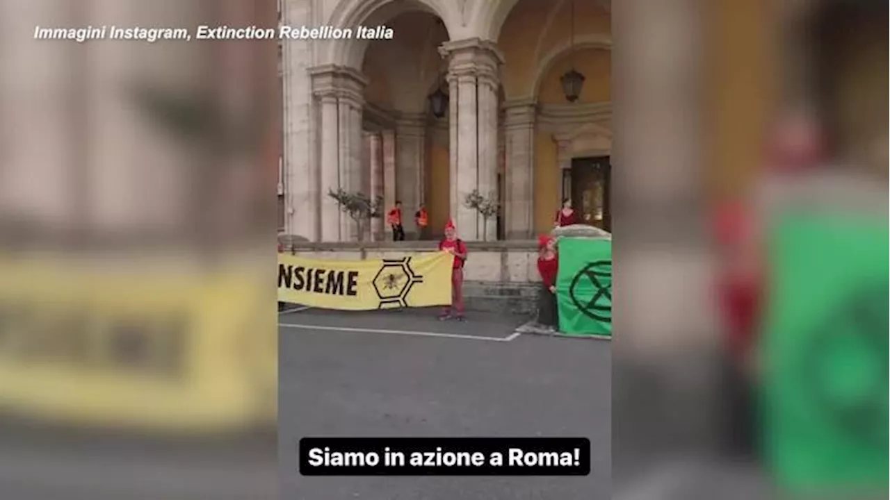 Roma, Extinction Rebellion blocca l'entrata del ministero delle Infrastrutture