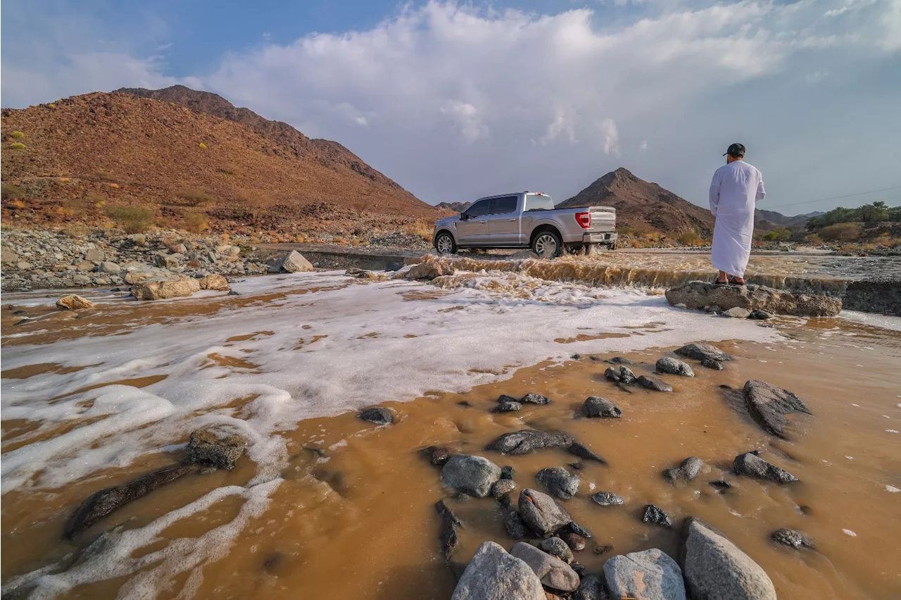 هطول أمطار رعدية غزيرة وجريان وادي اصفني برأس الخيمة