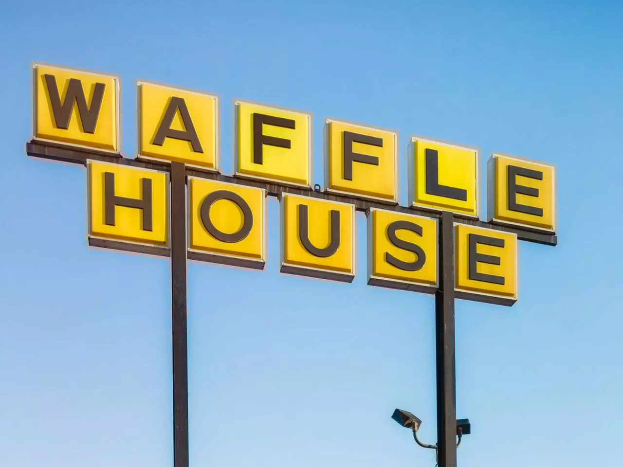 Kentucky man with AR-15 shoots cars in Alabama Waffle House parking lot, police say