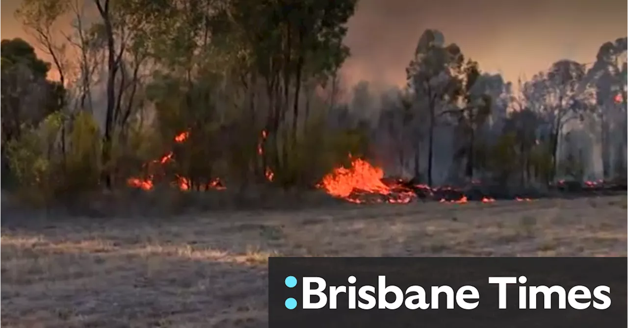 People told to leave as fire threatens Queensland homes