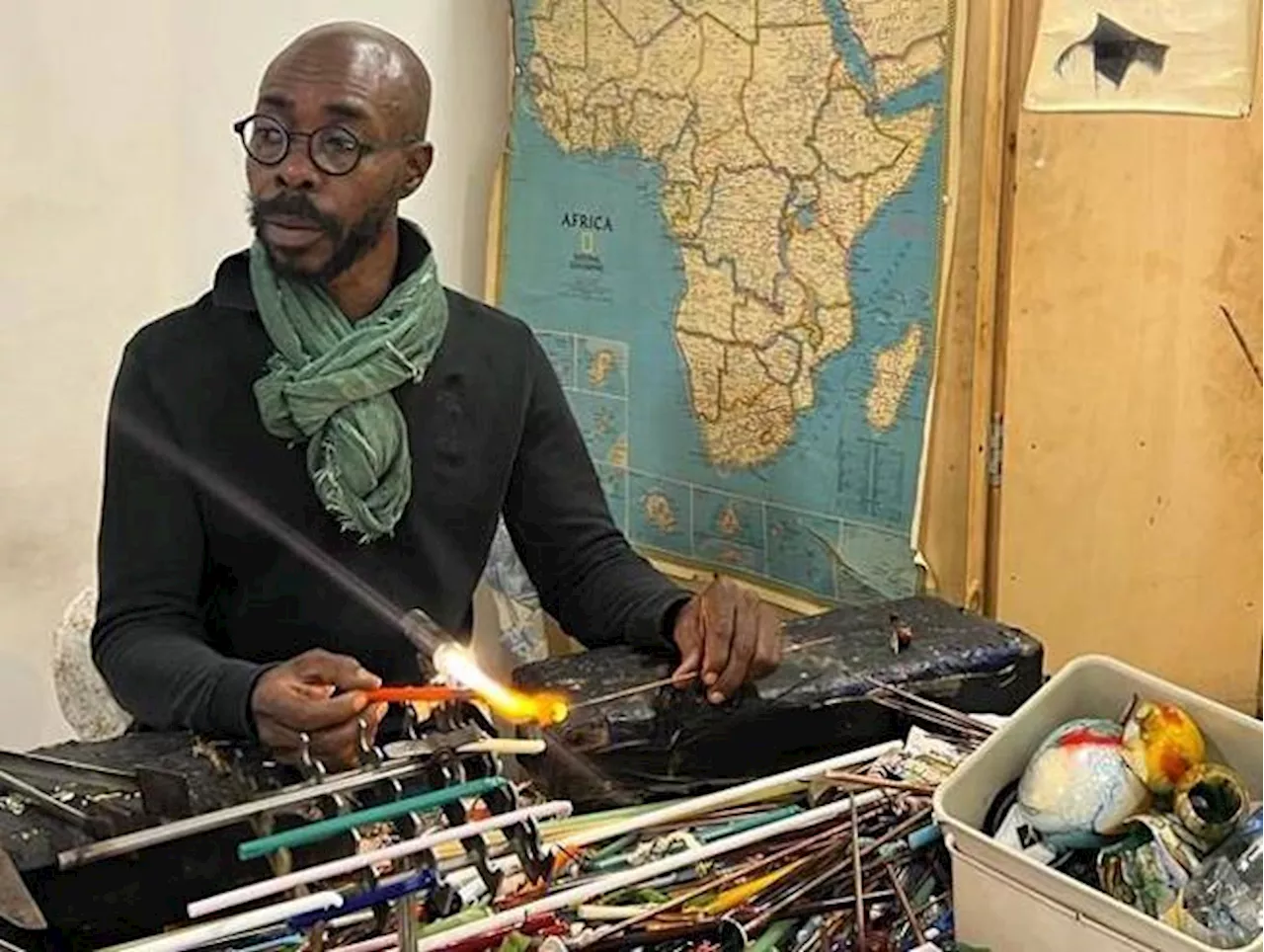 La nuova vita di Moulaye, dall’Africa all’arte di Murano: «Creo perle di vetro e insegno i segreti»