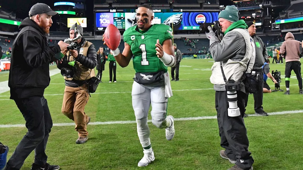 QB Jalen Hurts wears leg brace for 2nd half of Eagles' win