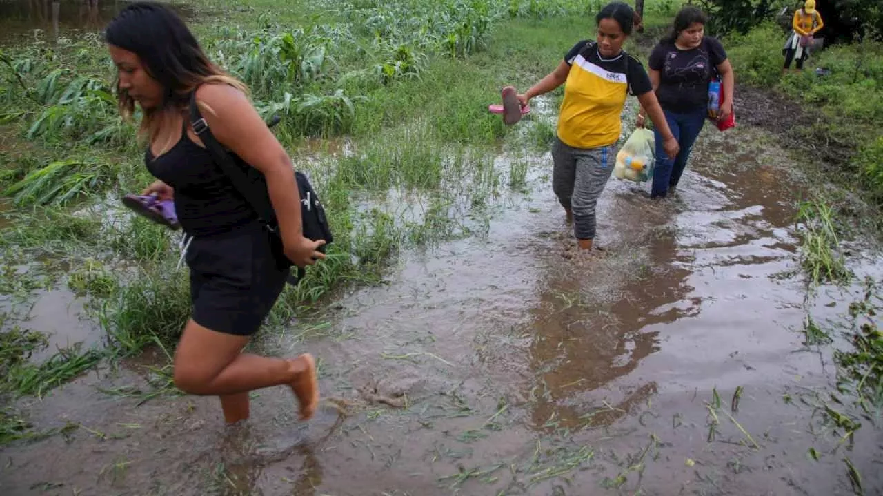 Lluvias ‘Fuertes por Otis, que Avanza hacia Oaxaca y Guerrero; Prevén Impacto en Acapulco