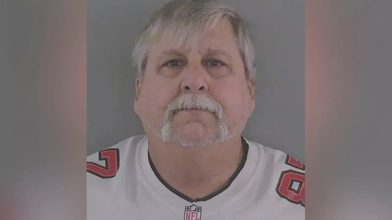 Florida man impersonated police while wearing Buccaneers jersey and flashing red, blue lights: authorities