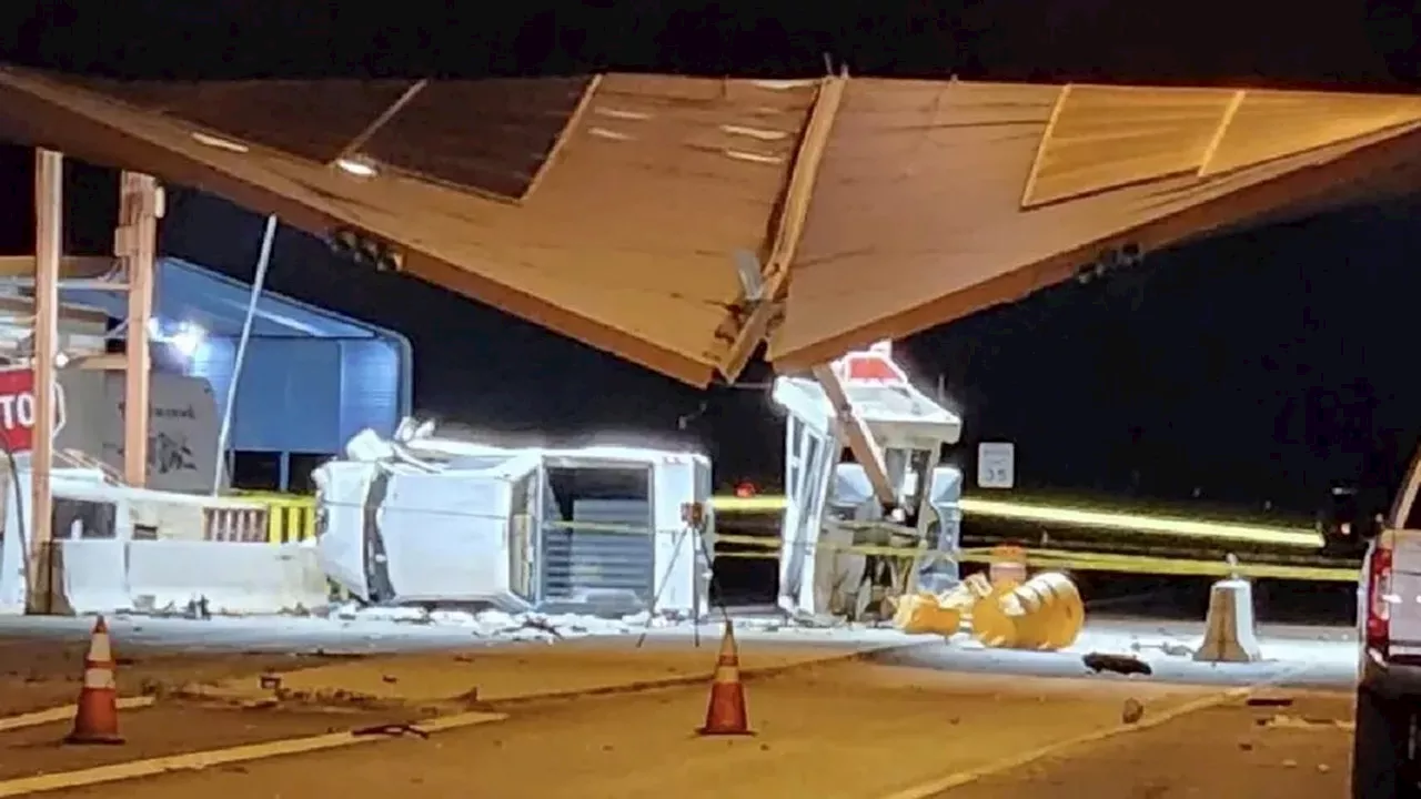 Pickup truck crashes into Border Patrol checkpoint, injures 2 agents