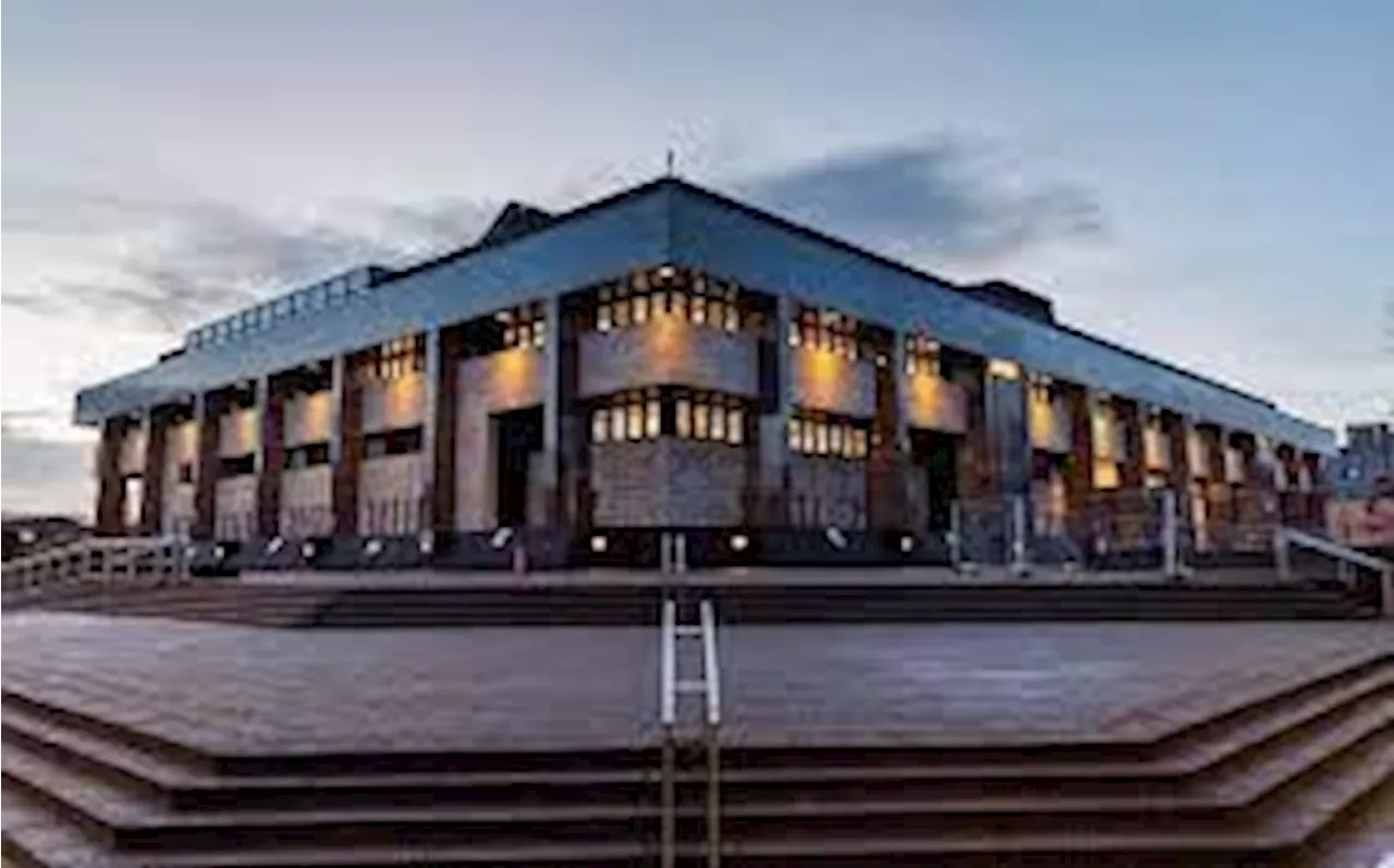 Traffic lights fell on a pedestrian after driver crashed in Glasgow