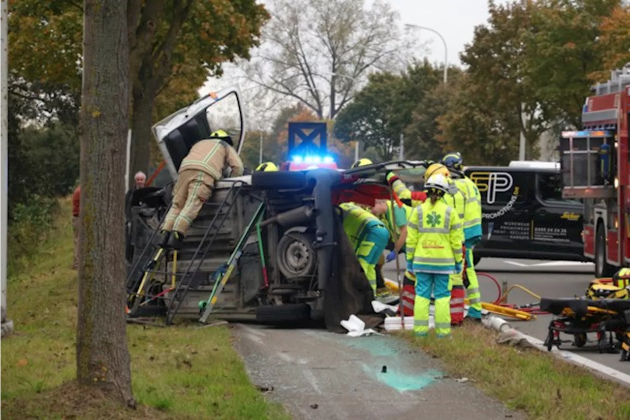 Chauffeur in levensgevaar na klap tegen boom op N70