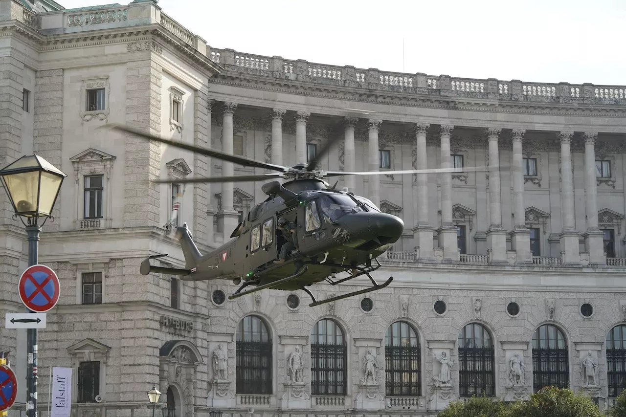 Heeres-Heli schafft Punktlandung am Wiener Heldenplatz