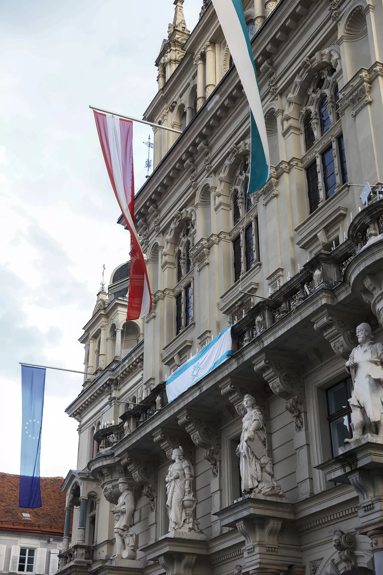 Israel-Flagge hängt jetzt am Grazer-Rathaus