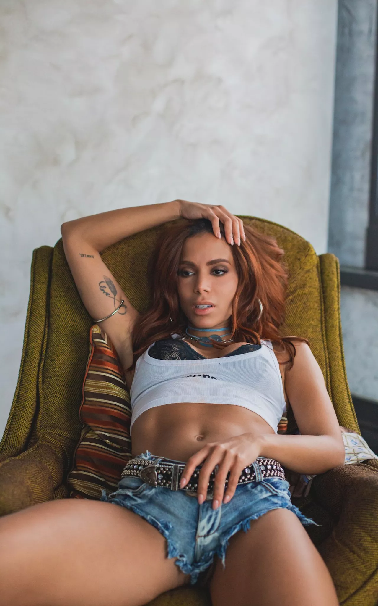 'Se fosse em outra época, transformava esse clipe em vida real', brinca Anitta sobre 'Mil Veces'