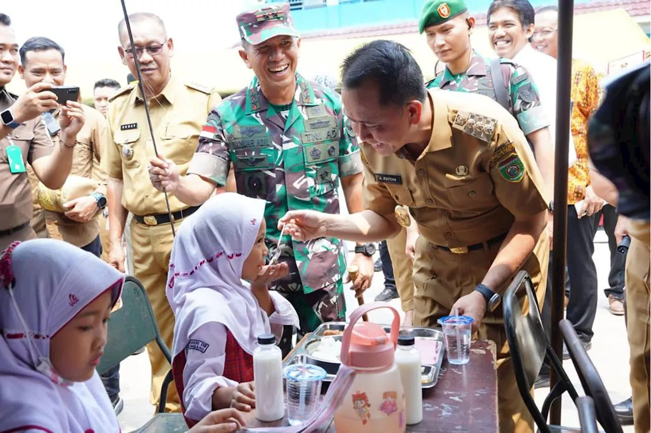 Kunjungi Dapur Masuk Sekolah, Pj Gubernur Sumsel Tegaskan Terus Berupaya Atasi Stunting