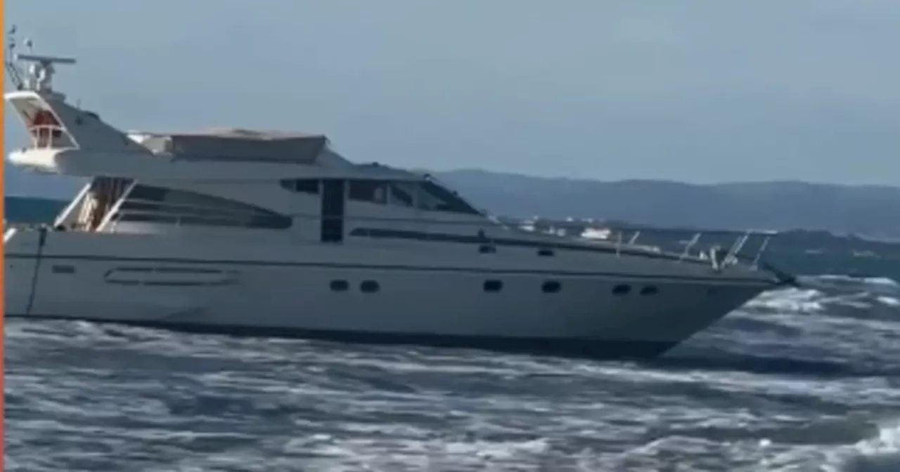 Fregene, yacht &#034;fantasma&#034; si arena: la scoperta a bordo