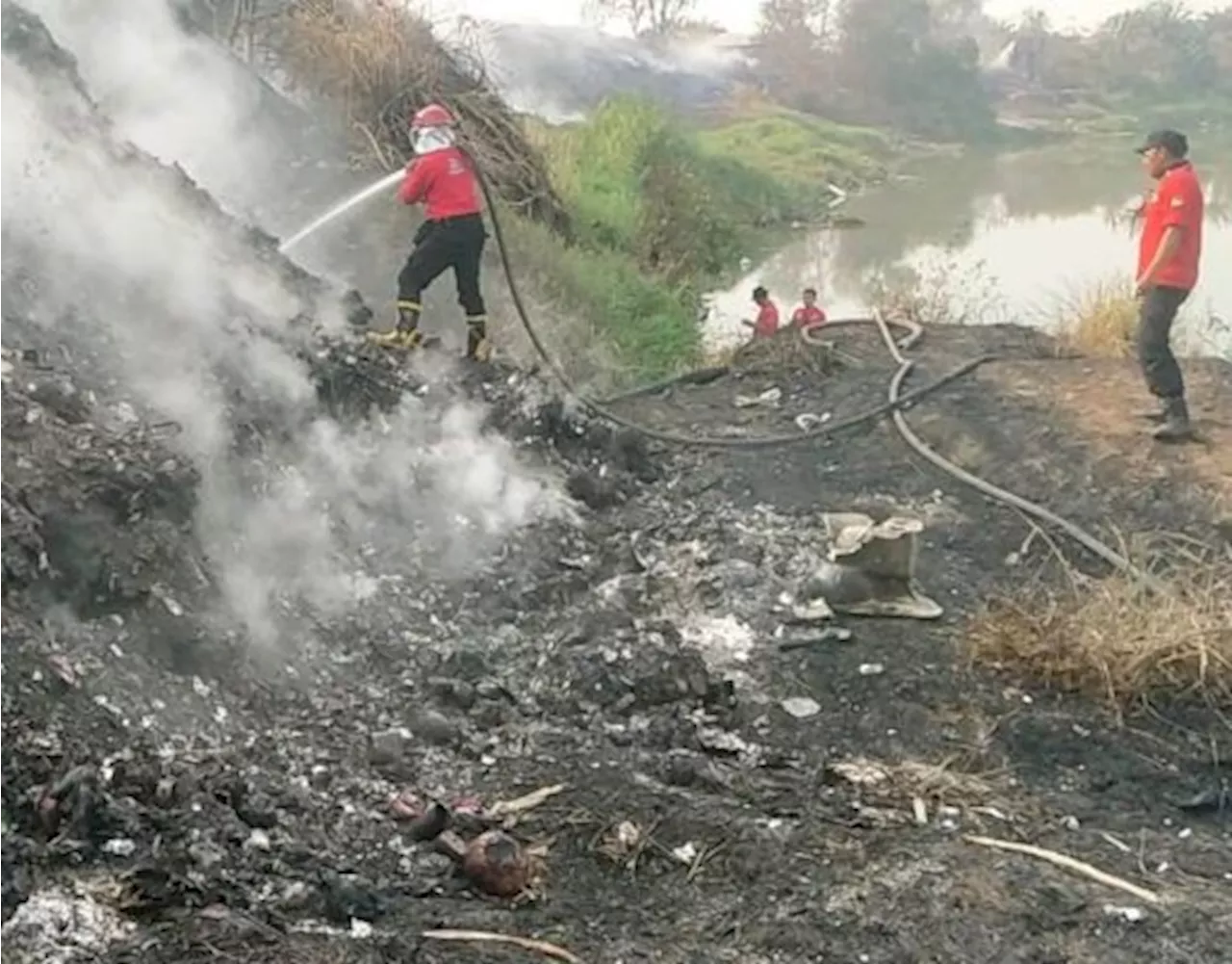 Menteri Siti Nurbaya Minta Manggala Agni Tangani Kebakaran TPA Rawa Kucing