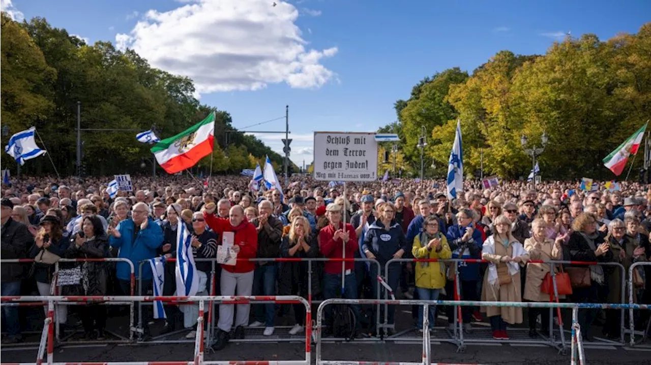 Mehrere Menschen demonstrieren für Israel und Palästina