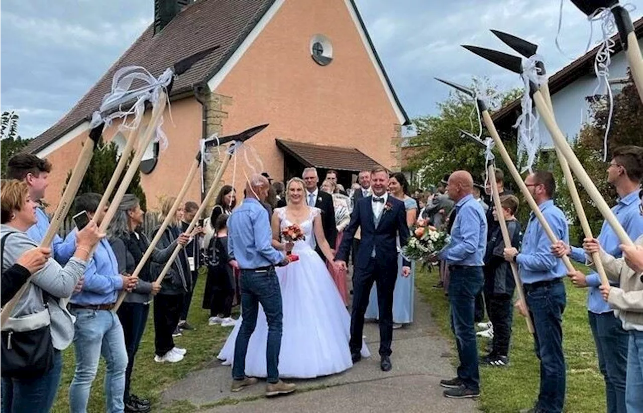 Böllerschüsse für das Brautpaar: Kerstin und Thomas Zangl haben Ja gesagt