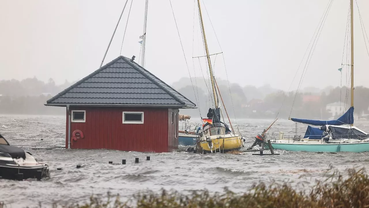 Hamburg & Schleswig-Holstein: Nach Sturmflut kehrt Schleswig langsam zur Normalität zurück